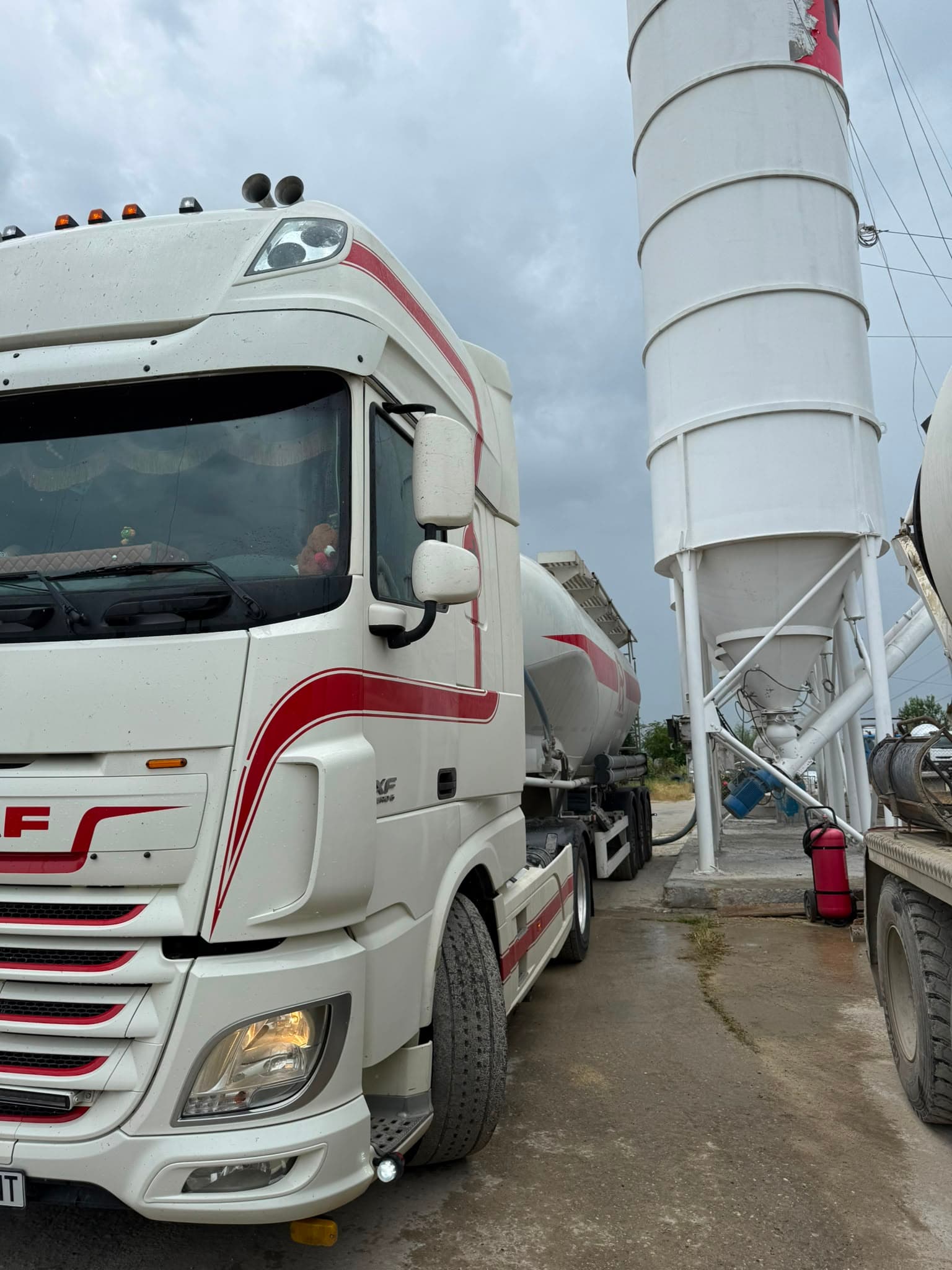 Cap tractor DAF MNT Grup la stația de betoane
