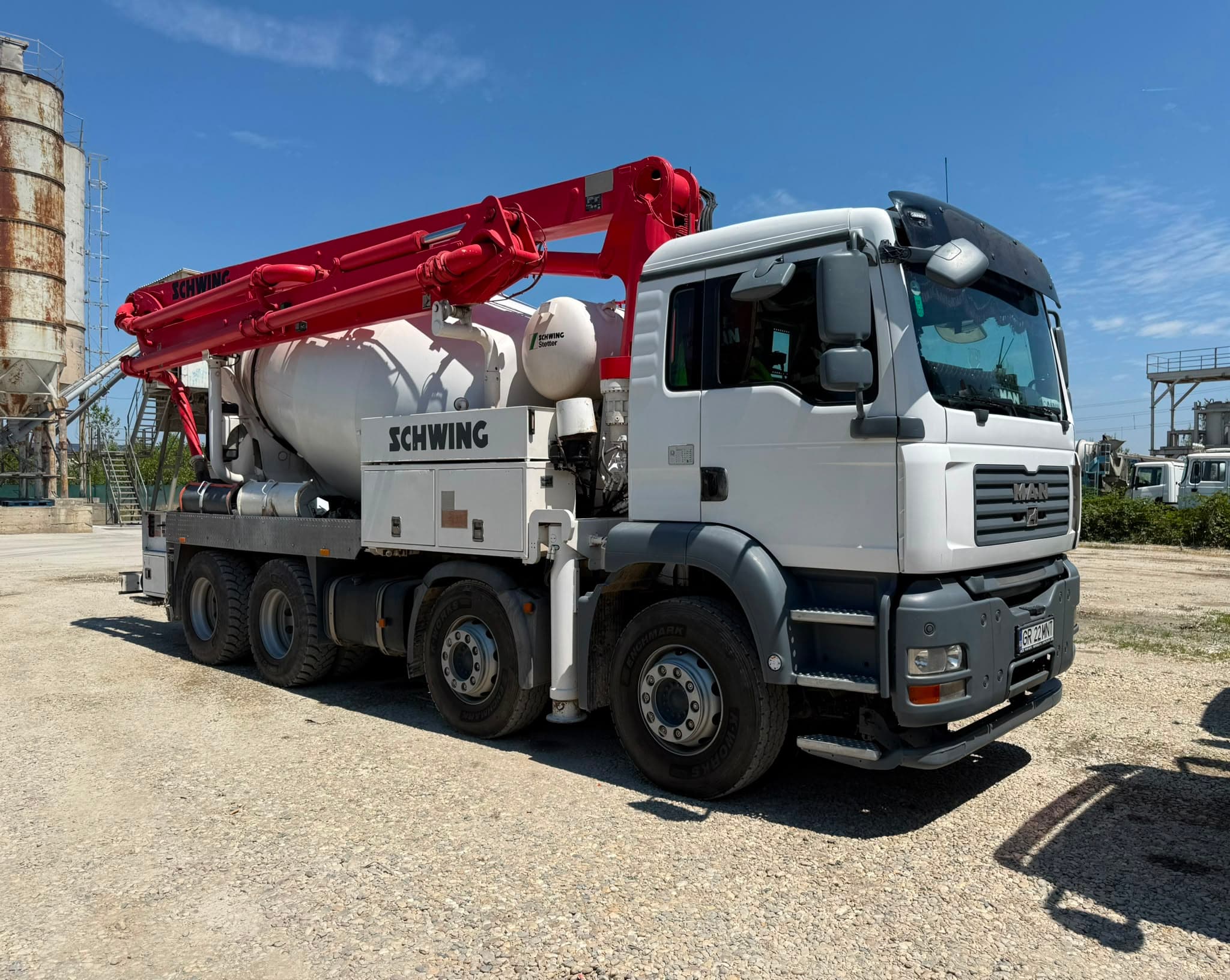 Autopompă SCHWING și mixer MAN MNT Grup la stația de betoane